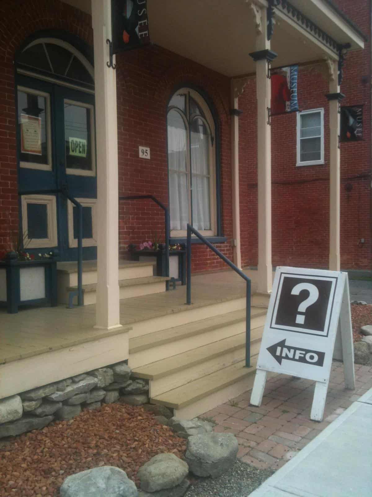 414864_423685937651841_1166224267_o